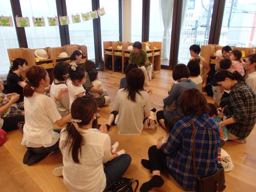 大雨の中大勢の未就園児さんとお母様が来園。 大雨の中大勢の未就園児さんとお母様が来園。