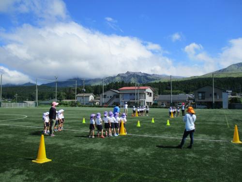 雄大な阿蘇の山々を見ながらのサッカー