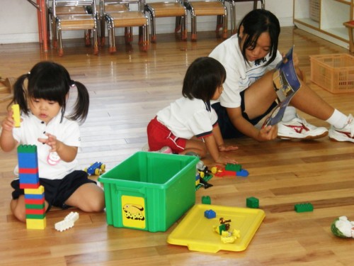 絵本を読んでいるところ 絵本を読んでいるところ