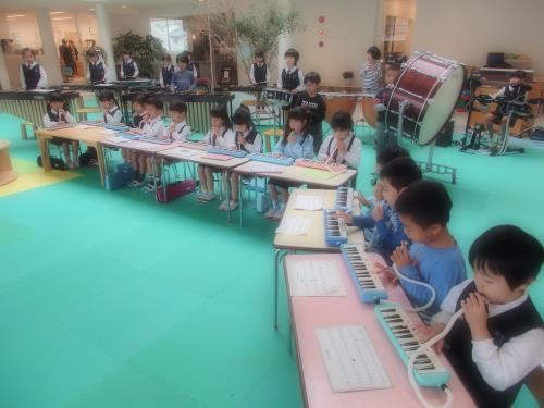 みんなで合奏。音が重なり合うことを感じ取っていたようです。 みんなで合奏。音が重なり合うことを感じ取っていたようです。