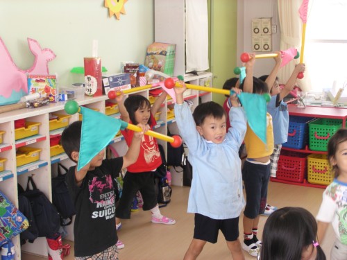 年長さんと一緒の体育棒だよ! 年長さんと一緒の体育棒だよ!