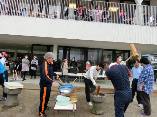 2階から「がんばれー」の声援。 2階から「がんばれー」の声援。