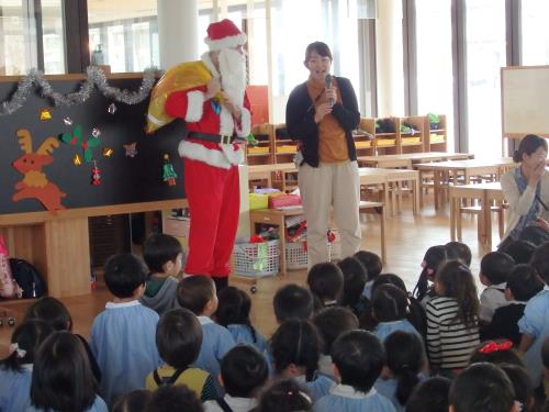 鈴の音とともに姿を現したサンタクロースに夢中の子ども達。 鈴の音とともに姿を現したサンタクロースに夢中の子ども達。