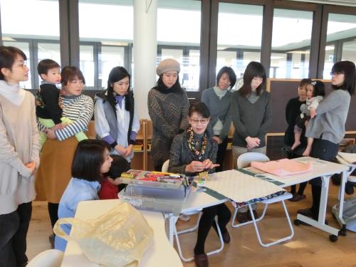 講師の小島洋子先生を囲んでのひととき。 講師の小島洋子先生を囲んでのひととき。