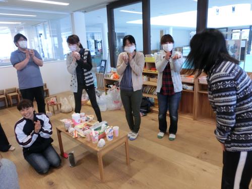 18日、園内片付けの際、職員の誕生日。「おめでとう」 18日、園内片付けの際、職員の誕生日。「おめでとう」