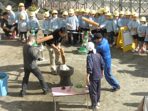 迫力満点のもちつき 迫力満点のもちつき
