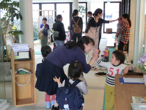 久しぶりの登園でハイタッチ