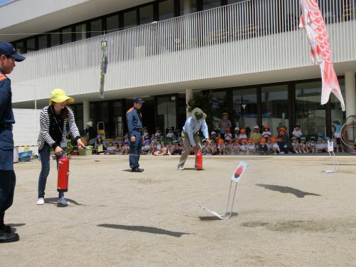 先生たちも初期消火(消火器訓練)の練習 先生たちも初期消火(消火器訓練)の練習