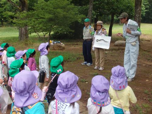 自然観察指導員の先生方に注意事項を聴く子ども達。 自然観察指導員の先生方に注意事項を聴く子ども達。