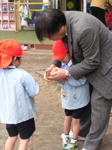 こまの回し方は・・・。 こまの回し方は・・・。