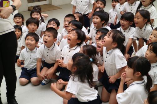宝物は何だろう?興味津々の年長児。 宝物は何だろう?興味津々の年長児。