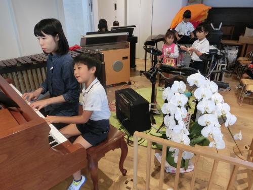 登園してきた子ども達が集まって楽しいハーモニーが・・・。 登園してきた子ども達が集まって楽しいハーモニーが・・・。