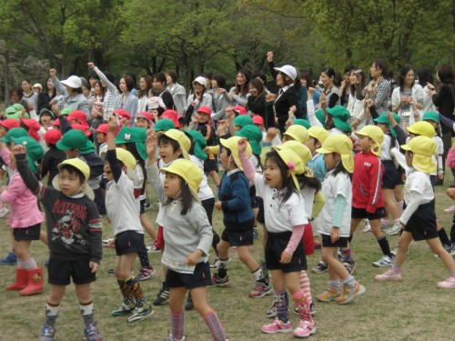元気に“たけのこ体操” オー! 元気に“たけのこ体操” オー!