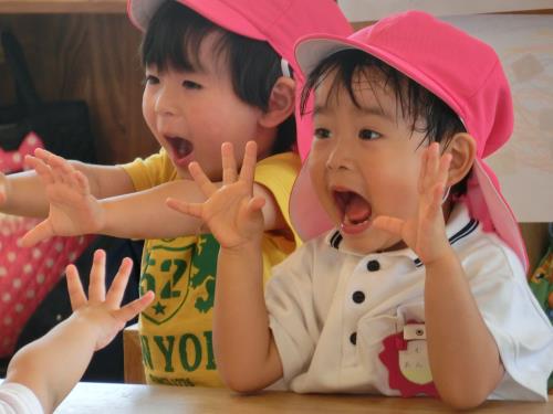 お友だちと手遊びを楽しむ年少さん。 お友だちと手遊びを楽しむ年少さん。