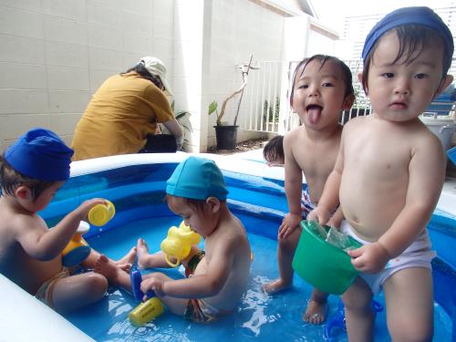 0,1歳の子どもたちも楽しく水遊び。
