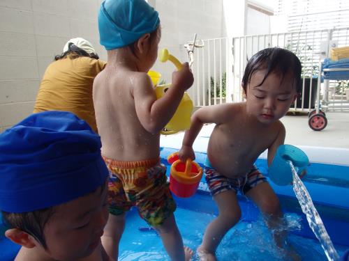 水遊びを楽しむ0,1歳児。