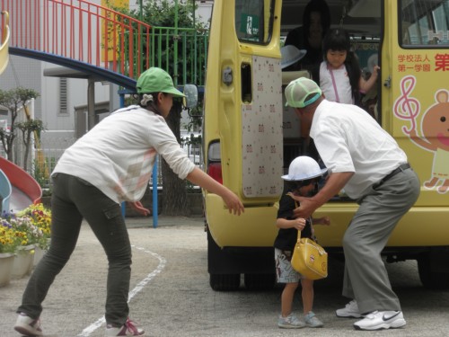急いでバスから離れます 急いでバスから離れます