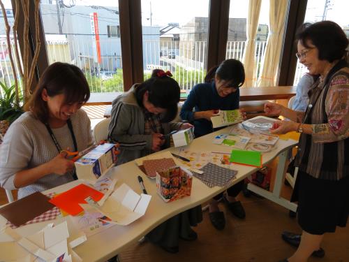 お母さま方の笑い声が聞こえてきそうですね。 お母さま方の笑い声が聞こえてきそうですね。