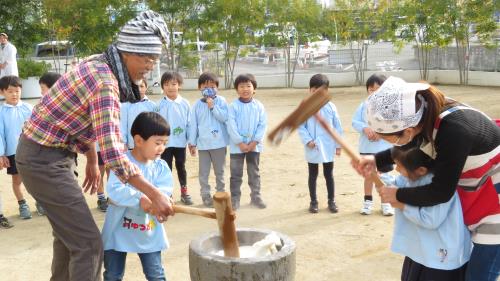 年長組のもちつき体験 年長組のもちつき体験