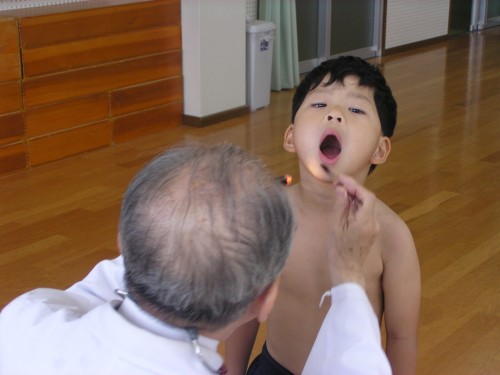 口を大きく開けて・・・ 口を大きく開けて・・・