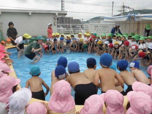 こうやって水を掛けてから入りますよ こうやって水を掛けてから入りますよ