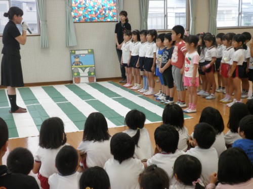 お友達の様子を良く見ています お友達の様子を良く見ています