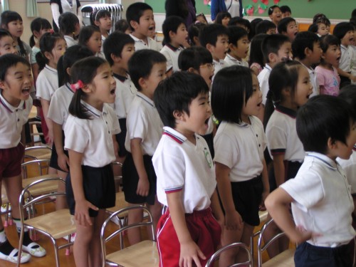 先生の真似をしてうたっています 先生の真似をしてうたっています