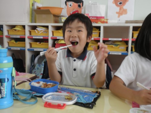 きゅうりをパクッ きゅうりをパクッ