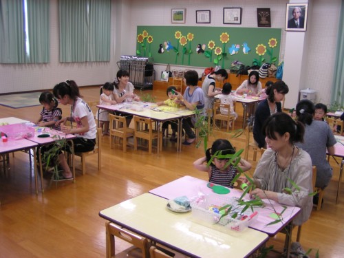 どんな飾りを作ろうかな… どんな飾りを作ろうかな…