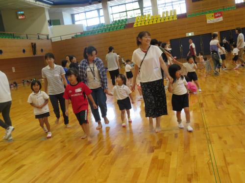 杉並台幼稚園の子ども達が英語で歌う曲に合わせて行進