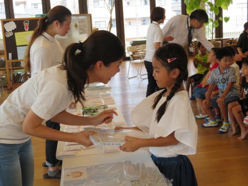 アルバムを手渡してもらう卒園生 アルバムを手渡してもらう卒園生