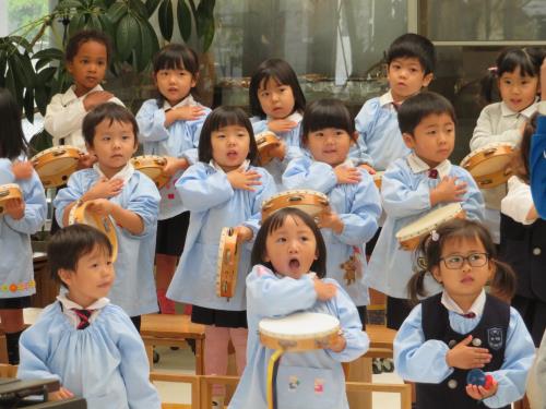 先生をよく見て合奏しています。 先生をよく見て合奏しています。