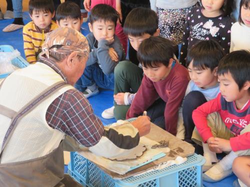 真剣に話を聴く参加者 真剣に話を聴く参加者