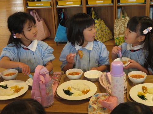 ウガンダプレートを食べながら会話が弾みます! ウガンダプレートを食べながら会話が弾みます!