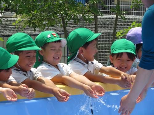 プールの水の冷たさに大はしゃぎ プールの水の冷たさに大はしゃぎ