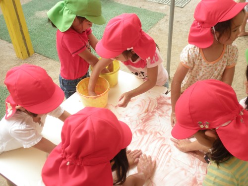 ぬるぬる、べとべと 楽しいね ぬるぬる、べとべと 楽しいね