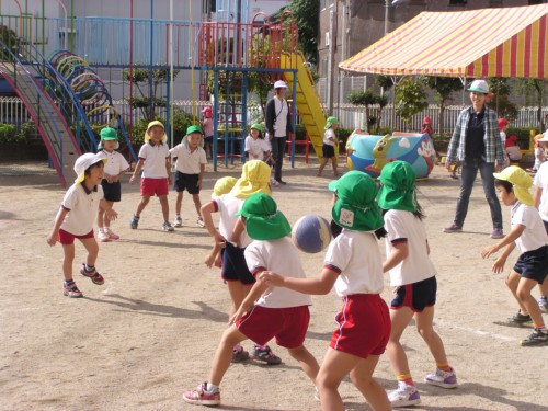 年長組2組一緒の『転がしドッジボール』 年長組2組一緒の『転がしドッジボール』
