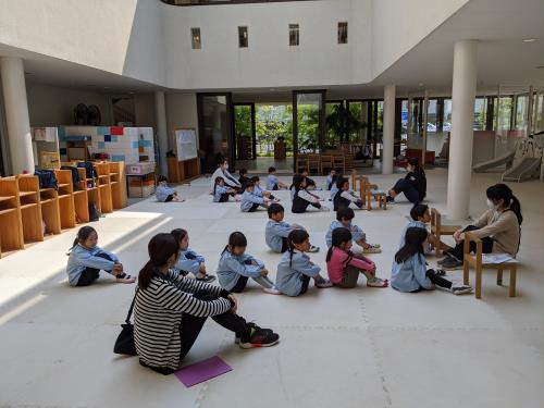 園長先生の話を考えながら聴く年長児。 園長先生の話を考えながら聴く年長児。