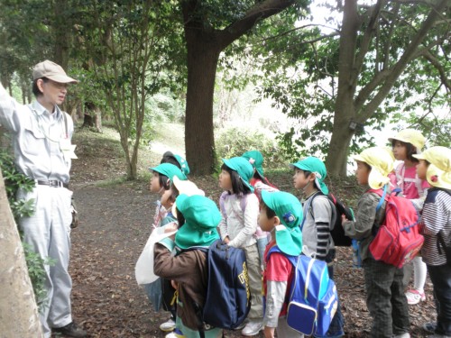 指導員の方から真剣に話を聞いています 指導員の方から真剣に話を聞いています