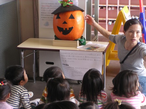 ハロウィンについて話を聴くちゅうりっぷ(満3歳)組さん ハロウィンについて話を聴くちゅうりっぷ(満3歳)組さん