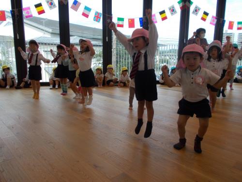 年少組とたんぽぽ組でからだだんだん。 年少組とたんぽぽ組でからだだんだん。