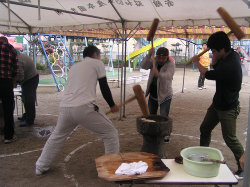 ペッタンペッタンのリズムが響きます ペッタンペッタンのリズムが響きます