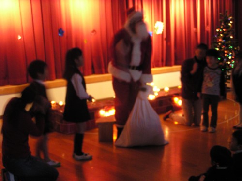 厳かな雰囲気の中、サンタさん登場 厳かな雰囲気の中、サンタさん登場
