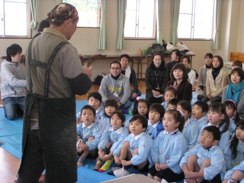 先生の説明を熱心に聞く子どもたち 先生の説明を熱心に聞く子どもたち