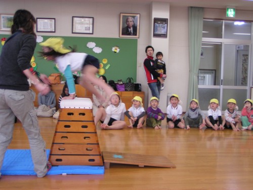 助走、踏み切り、着地、流れるように一連の動きができるようになりました。 助走、踏み切り、着地、流れるように一連の動きができるようになりました。