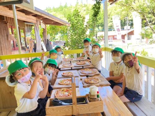 天気が良いので戸外で食べます！