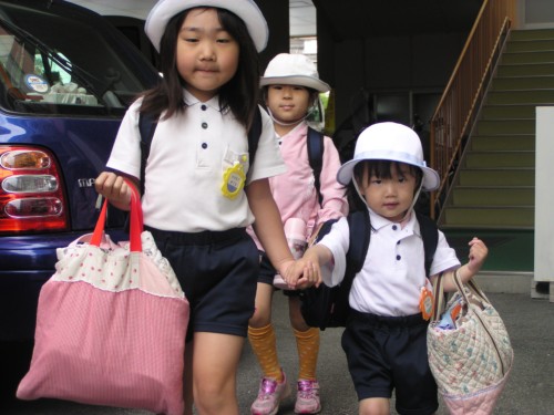 衣替え初日。元気いっぱいに「おはようございます。」 衣替え初日。元気いっぱいに「おはようございます。」