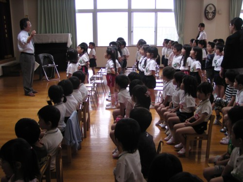 年中さんに歌って聞かせる年長組 年中さんに歌って聞かせる年長組