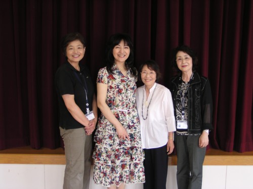 樹原さん、職員OBの先生方と一緒に・・・ 樹原さん、職員OBの先生方と一緒に・・・