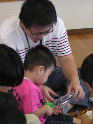 お父さんに見守られて、ペットボトルを切っていきます。 お父さんに見守られて、ペットボトルを切っていきます。